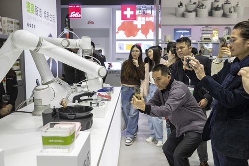 智能科技領航 炒菜機器人、透明LED屏與運動耳機在家博會上的創新亮點